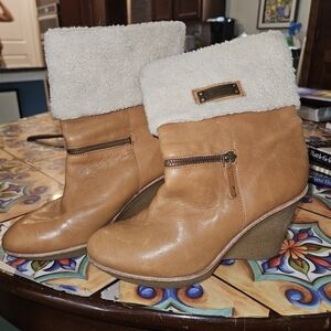 Women’s Makowski Tan Wedge Ankle Boots with Cream Sherpa Cuff